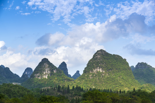 蓝天白云山峰