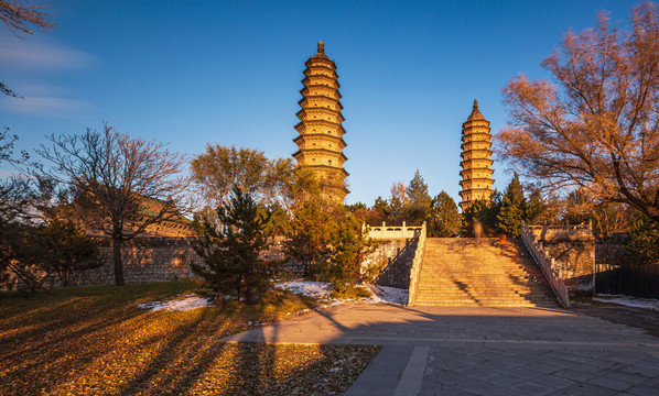 中国山西太原市永祚寺双塔风光