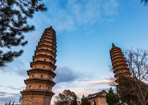 中国山西太原市永祚寺双塔风光