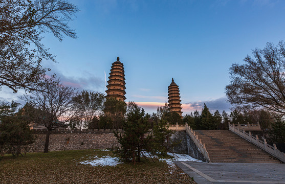 中国山西太原市永祚寺双塔风光