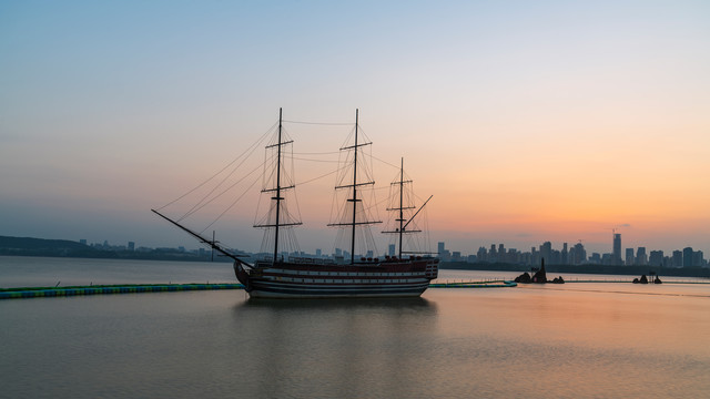 武汉东湖帆船基地的晚霞