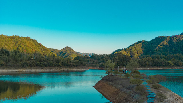 湖水夕阳