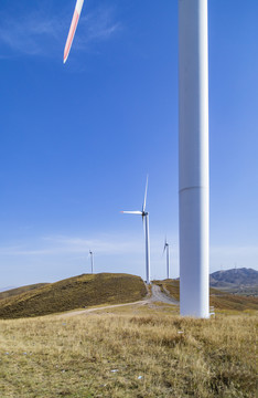 草原上矗立的新能源风力发电的风
