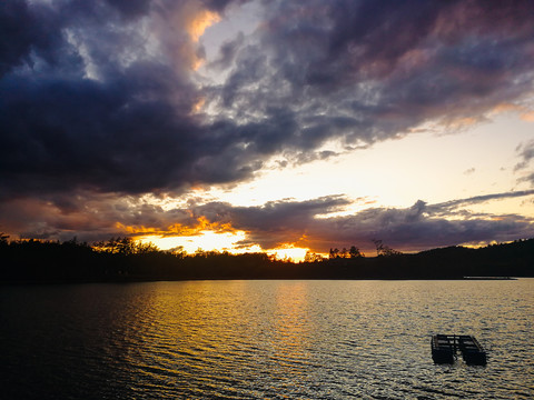湖泊夕阳