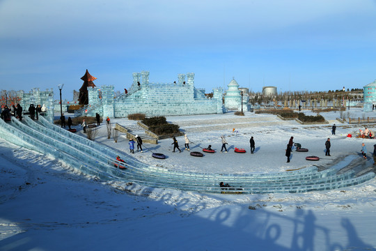 牙克石喜桂图公园大型冰雕雪景
