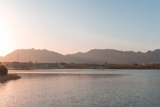 夕阳下的湖面