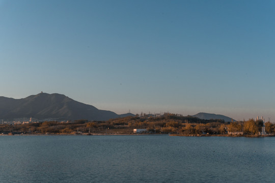 夕阳下黄昏的湖面