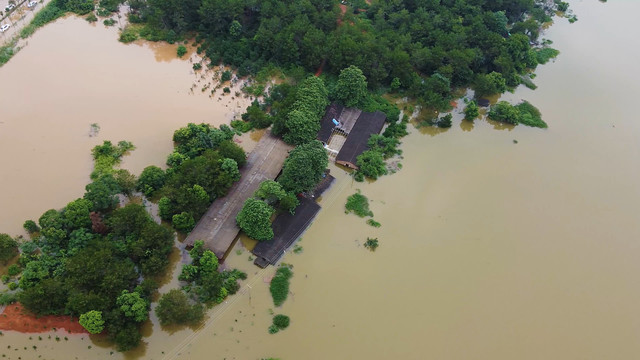 航拍房屋被洪水淹没