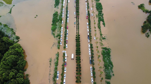 航拍大量车辆被洪水吞噬