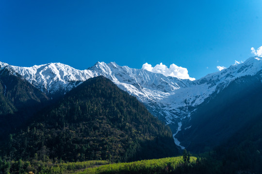 阳光照在雪山上