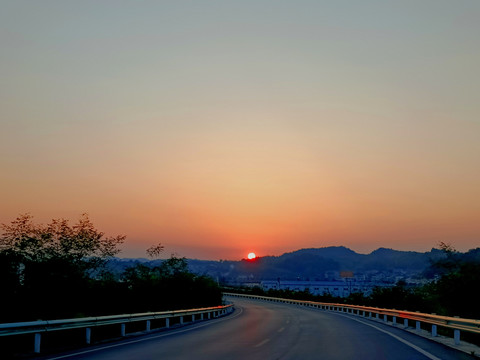 高速路上的夕阳