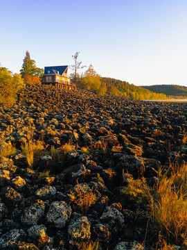 火山岩秋季森林别墅木屋