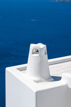 希腊圣托里尼白色建筑屋顶和烟囱