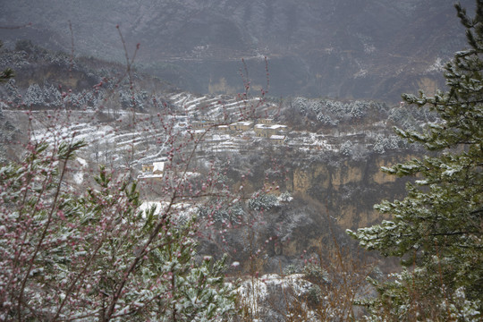 春雪后的太行山上的山村