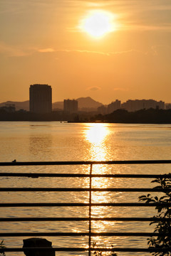 江边夕阳