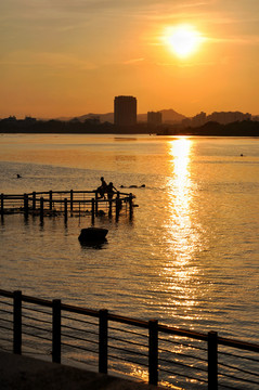 江边夕阳