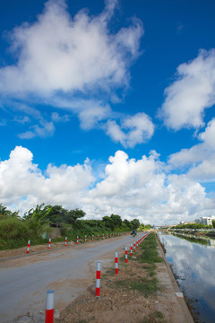 乡村风光小路河流蓝天白云