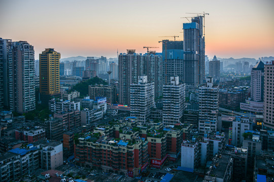 清晨建设中的贵阳市花果园商务区