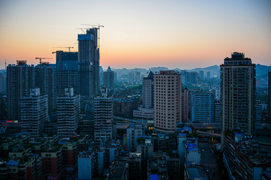 清晨建设中的贵阳市花果园商务区