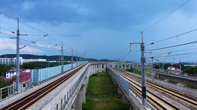 航拍横跨在农田上的铁路大桥