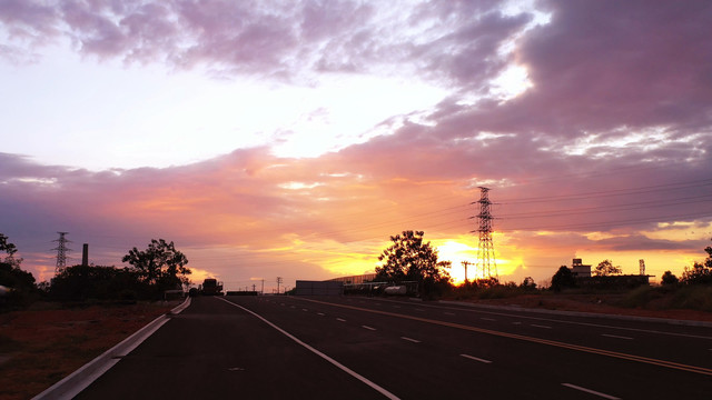 夕阳西下乡村公路的霞光满天