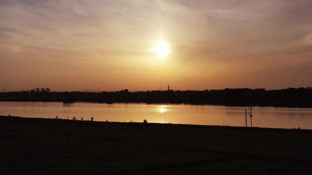 实拍江西禾水江边夕阳剪影