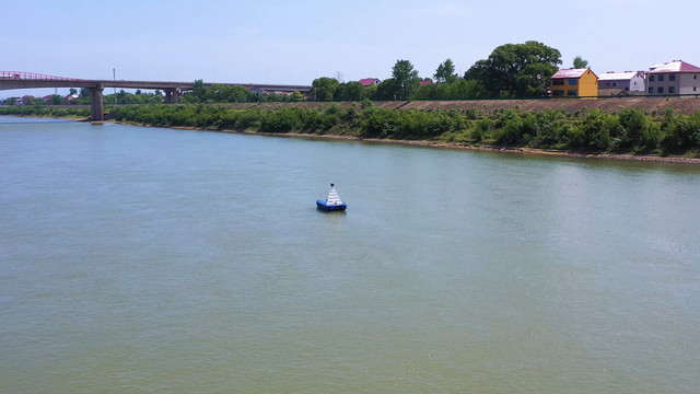 实拍河里的浮标