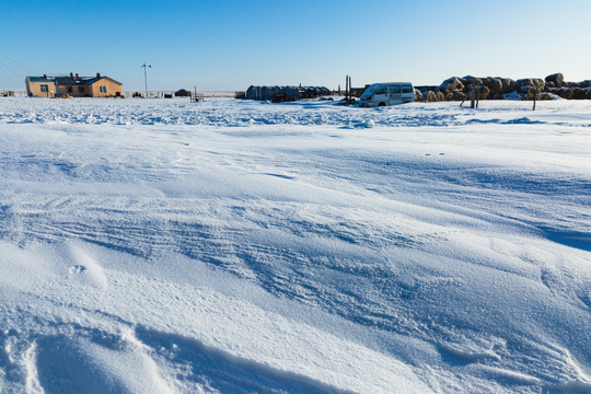 冬季雪原牧民家