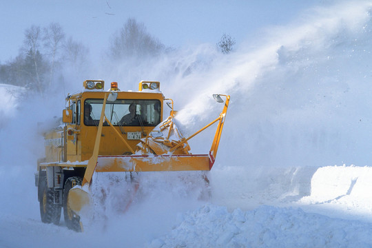 清扫雪地