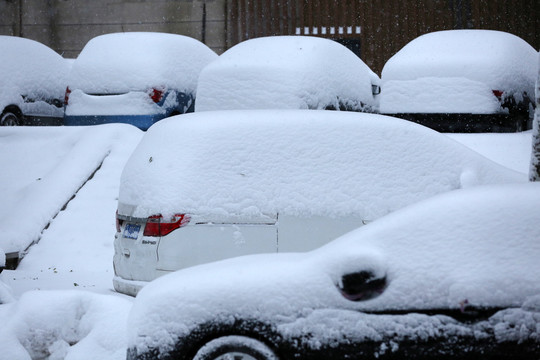 大雪覆盖汽车