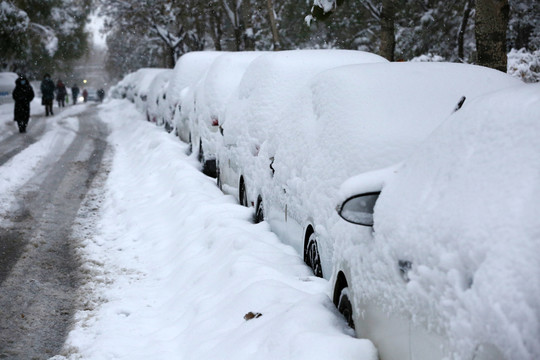 大雪覆盖汽车