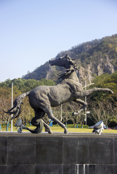 南京马渡奔跑马雕塑摄影图