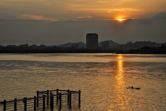 江边夕阳