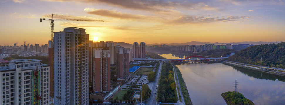 城市日出宽幅全景图