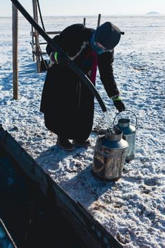 冬季蒙古族女孩打水