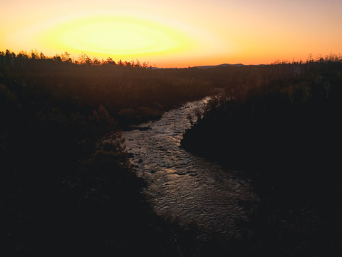 河流清晨日出天空