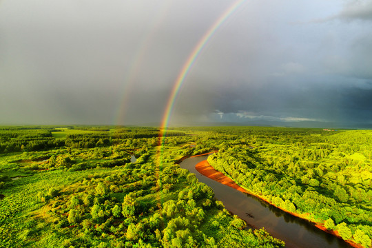 雨后河湾彩虹景观