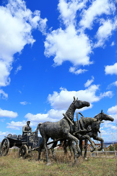 内蒙古边塞村庄室韦三套车雕塑