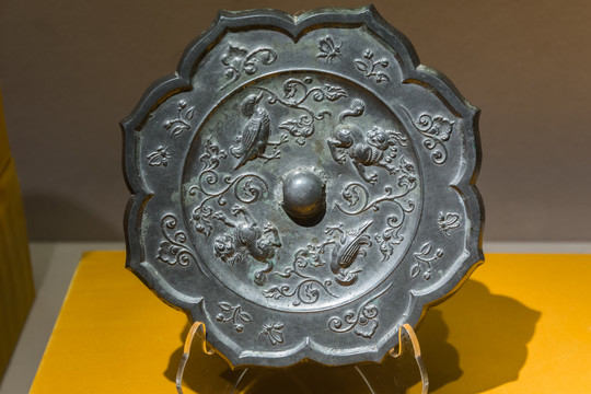 唐代鹦鹉狻猊纹菱花形青铜镜