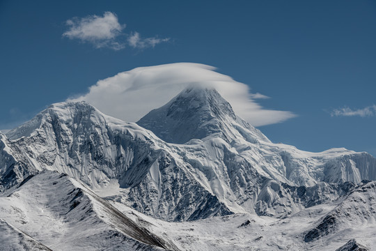 贡嘎神山