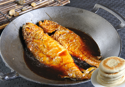 铁锅炖黄鱼