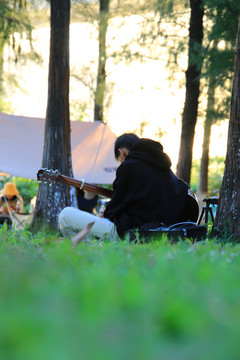 草地上的吉他手
