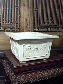 清早期德化窑白瓷堆塑四方花盆