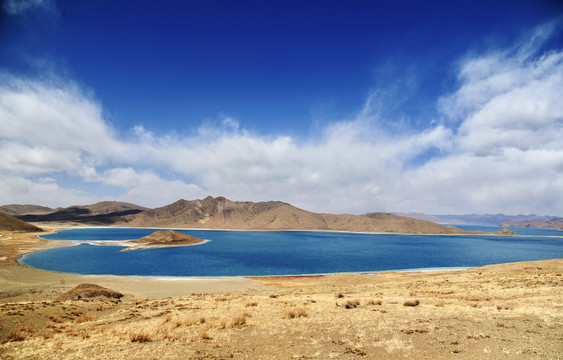 西藏深蓝色羊卓雍措圣湖