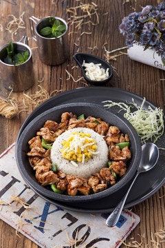 芝士黑椒鸡肉铁板饭