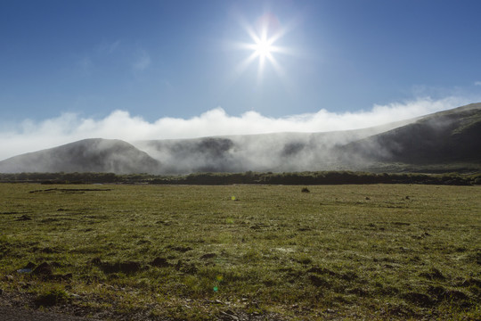 蓝天云雾缭绕山脉草原自然景观