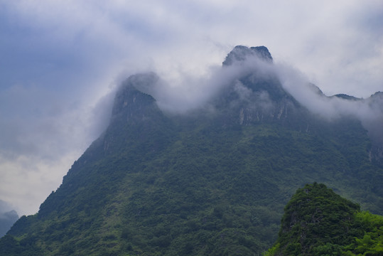 山峰青山云雾