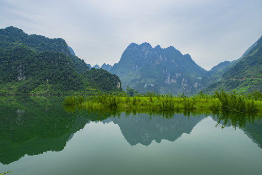 绿色自然湖泊山水