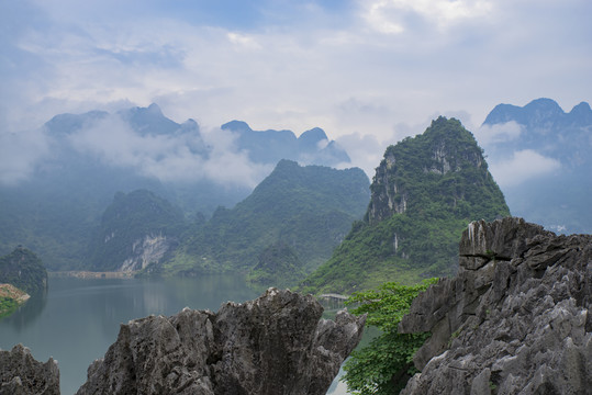 青山云雾风景如画