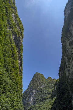 高山峭壁蓝天